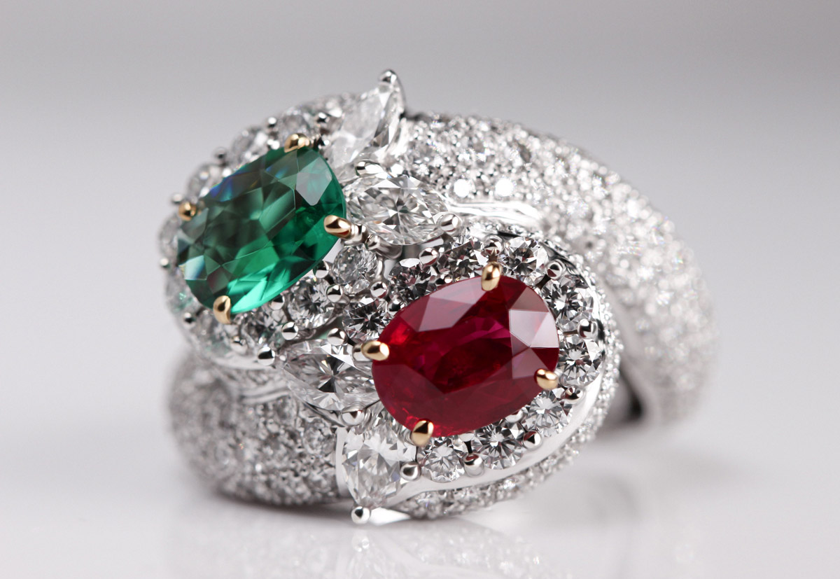 Anello Contrarie-bicolor smeraldo e rubino